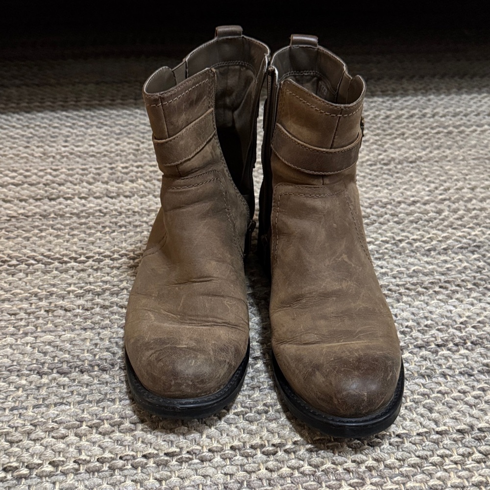 Clarks Men's Distressed Brown Leather Boots